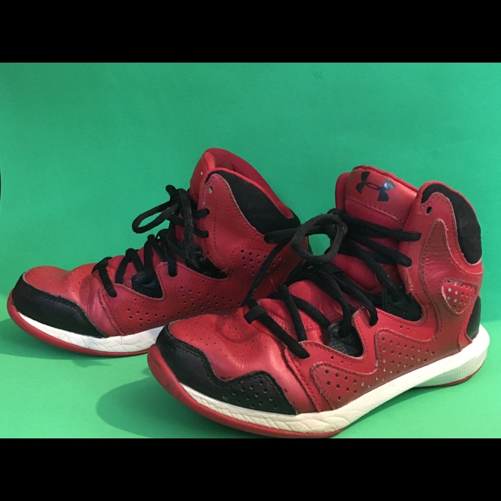 Boys size 4.5 Under Armour basketball shoe